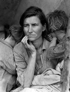 Os anos 30 foram de muita fome e desabrigo, o que gerou muitas doenças. [Foto de Dorothea Lange, "Mãe Imigrante e viúva com seus três filhos". (Esta foto foi capa da Revista Life)